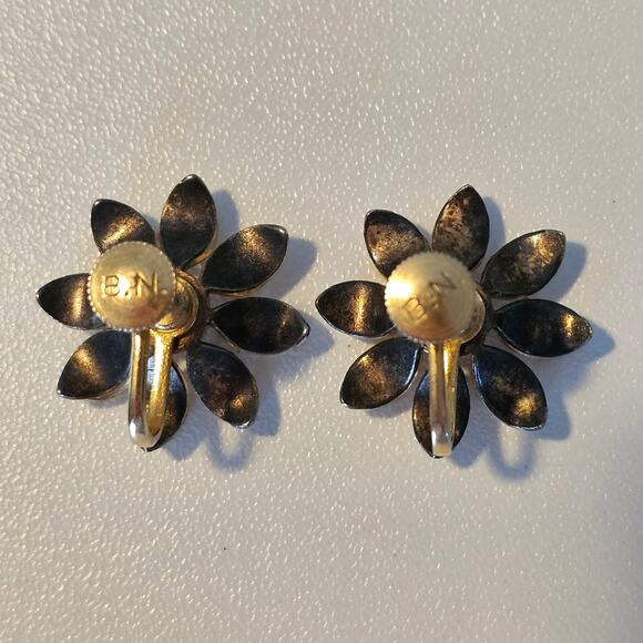 Vintage Bugbee & Nile White Floral & Gold Screwback Earrings - Picture 2 of 6